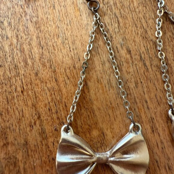 Adorable Modcloth gold-tone bow dangly chain earrings - Picture 3 of 6
